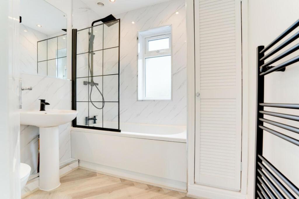 Lymer House - Stylish 3 Bedroom House In Wolverhampton Phòng bức ảnh