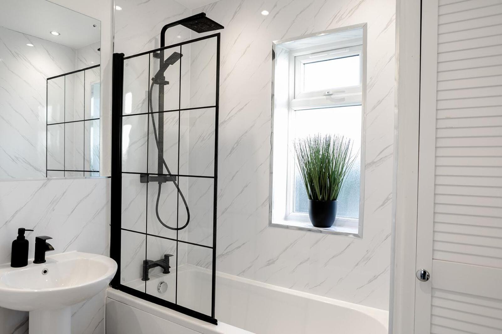 Lymer House - Stylish 3 Bedroom House In Wolverhampton Ngoại thất bức ảnh